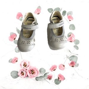 GEOX RESPIRA BABY GIRL SHOES IN CREAM AND SILVER COLOUR IN SIZE 21